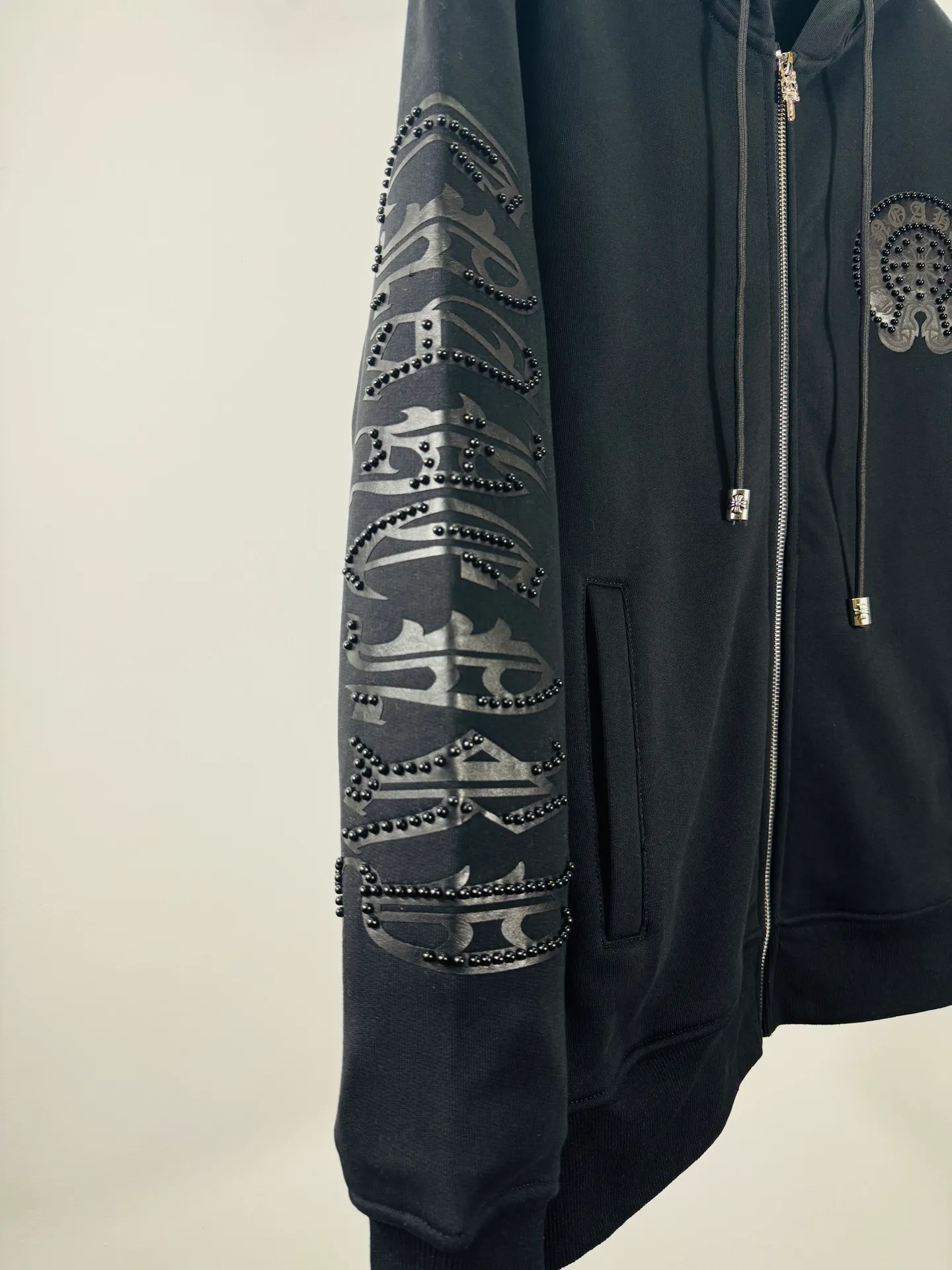 P340 top version, real shot without P, ​​different from market currency) 𝗖𝗵𝗿𝗼𝗺𝗲 𝗛𝗲𝗮𝗿𝘁𝘀/Cro Heart 2025 Rivets Autumn and Winter New Original Single Counter American Rivets 3D Three-dimensional Couple Casual Cardigan Sweatshirt 👑The highest version! Customized fabric 480g tripe terry fabric! American acid-washed and distressed original fabric with laser rivets. Best-selling model at the counter. Very comfortable to wear. Accessories: Original molded and authenticated collar label➕100% silk wash label. Genuine purchase-grade original hangtag➕matching hanging rope➕3D hanging beads➕original packaging bag. Craftsmanship: The original version has consistent wiring! The highest version of the armhole matching technique! Color: Black Size: S M L XL Style No.: 613